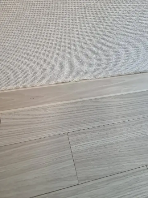벽면과 강화마루 경계 몰딩 틈새 확인